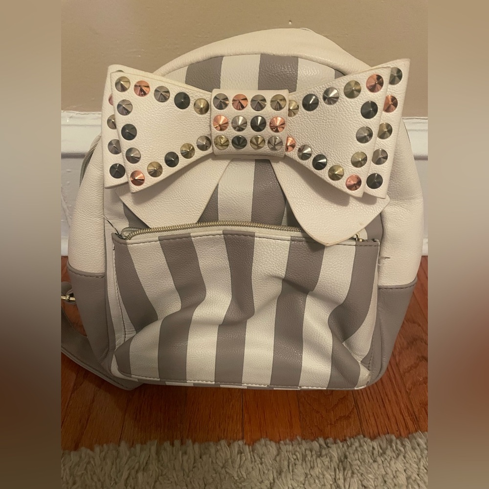Bow-Accent Striped Women's Backpack in White & Taupe